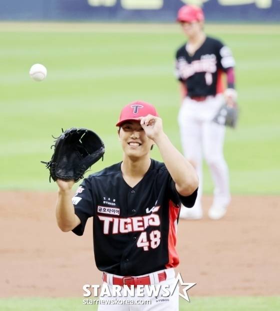 KIA 선발투수 이의리가 13일 잠실구장에서 열린 2025KBO리그 LG트윈스와 KIA타이거즈 경기 2회말 문보경의 땅볼을 처리한 후 미소짓고 있다. /사진=강영조 선임기자