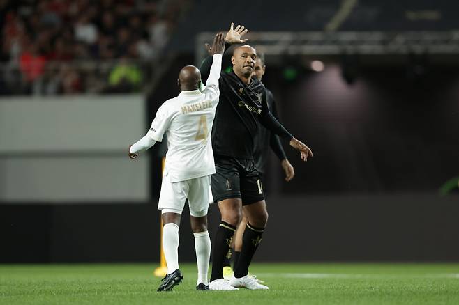 티에리 앙리(오른쪽)가 클로드 마켈레레와 하이파이브하고 있다. /사진=넥슨 제공