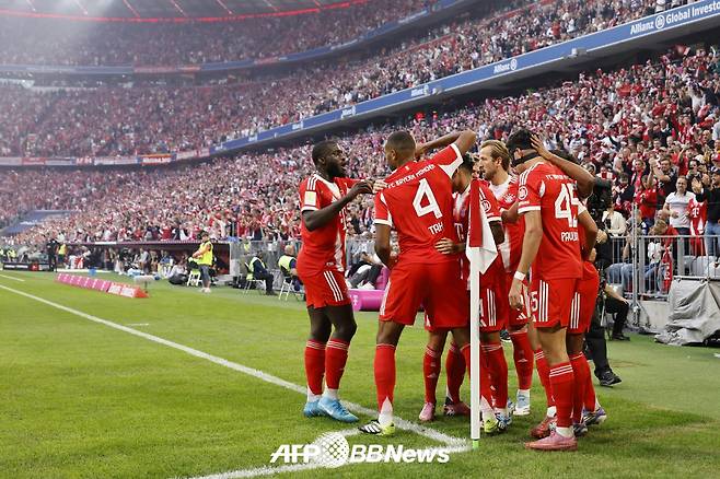 바이에른 뮌헨 선수들이 14일(한국시간) 독일 뮌헨의 알리안츠 아레나에서 열린 함부르크와의 독일 프로축구 분데스리가 3라운드에서 골을 넣은 뒤 기뻐하고 있다. /AFPBBNews=뉴스1