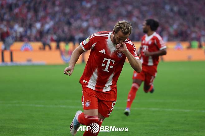 바이에른 뮌헨 해리 케인이 14일(한국시간) 독일 뮌헨의 알리안츠 아레나에서 열린 함부르크와의 독일 프로축구 분데스리가 3라운드에서 골을 넣은 뒤 골 세리머니를 하고 있다. /AFPBBNews=뉴스1