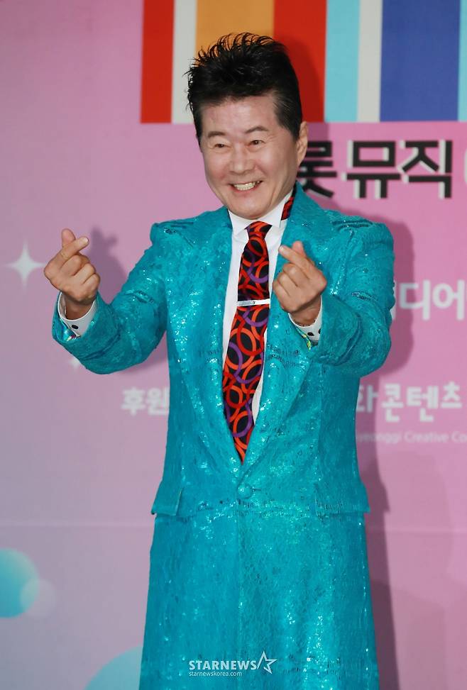 가수 태진아가 12일 오후 서울 마포구 상암동 SBS 프리즘 타워에서 진행된 트롯뮤직어워즈 2024 레드카펫 행사에 참석해 포즈를 취하고 있다. /2024.04.12 /사진=이동훈