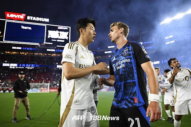 로스앤젤레스(LA)FC 손흥민이 14일(한국시간) 미국 캘리포니아주 샌타클래라의 리바이스 스타디움에서 열린 산호세 어스퀘이크스와의 MLS 정규리그 원정 경기 4-2 승리 직후 경기장을 돌며 상대 선수들과 인사를 나누고 있다. /AFPBBNews=뉴스1