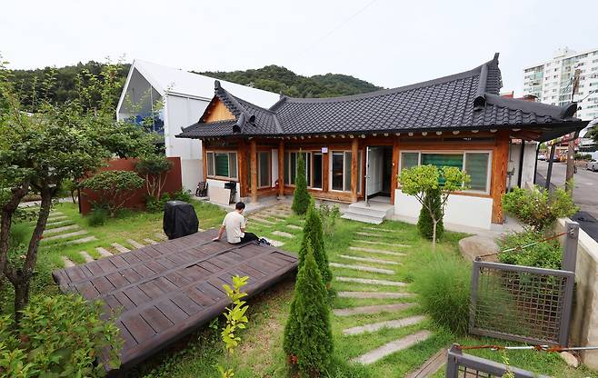 마을호텔 어여와 (순천=연합뉴스) 조남수 기자 = 지난 8일 전남 순천시 저전동 마을호텔 어여와에서 한 시민이 휴식하고 있다. 쇠락한 원도심 빈집을 활용해 2022년 문을 연 어여와는 주민 참여, 내실 있는 운영 등으로 도시재생 모범 사례로 자리매김했다. 2025.9.8
iso64@yna.co.kr
(끝)