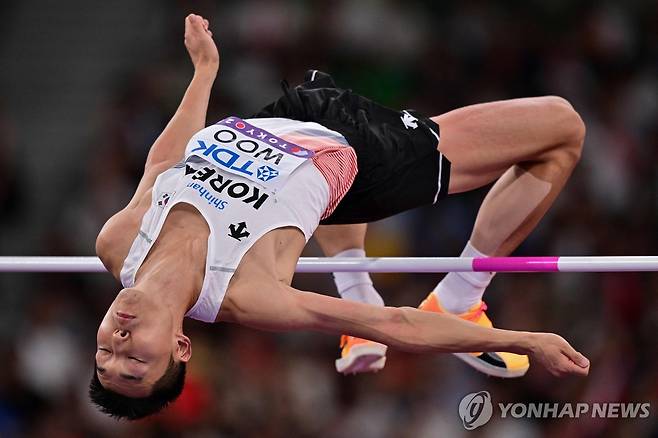 바를 넘는 우상혁 (도쿄 AFP=연합뉴스) 우상혁이 14일 일본 도쿄에서 열린 2025 세계육상선수권 남자 높이뛰기 예선에서 바를 넘고 있다.