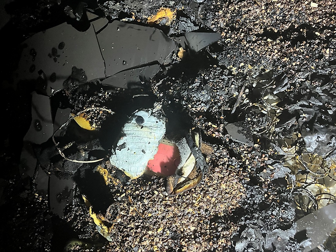 ▲15일 오전 안산시 단원구 초지동의 한 아파트에서 화재 후 발생한 잔해물. /사진제공=경기도소방재난본부