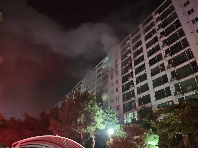 ▲15일 오전 평택시 팽성읍 한 아파트에서 불이 나 연기가 나고 있다. /사진제공=경기도소방재난본부