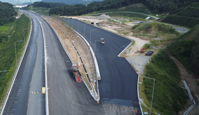 국토교통부와 한국도로공사는 11일 새만금-전주 고속도로 4공구 건설현장에서 "총 길이 55.1㎞의 새만금~전주 고속도로 공정률이 97%에 달해 11월 21일 적기 개통이 가능할 것"이라고 밝혔다. 한반도 남부를 동서로 잇는 새만금~포항 고속도로 중 새만금~전주 구간이 개통하면 새만금 지역 접근성이 크게 개선될 것으로 기대된다. 사진은 공사 중인 새만금~전주 고속도로 모습. 2025.9.11. 도로공사 제공