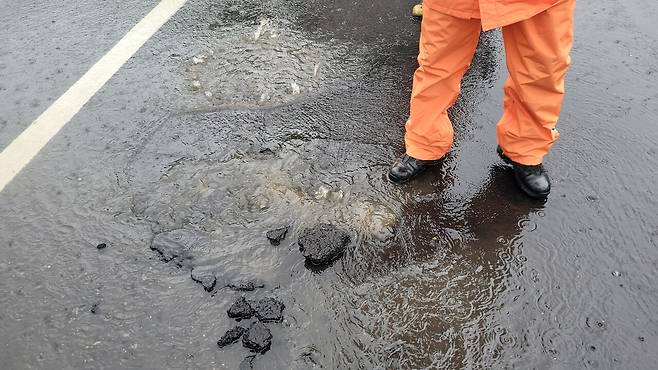 오전 11시58분 제주시 오라2동에서는 땅 꺼짐이 발생해 경찰과 소방이 긴급 안전조치를 취했다. 사진 제공=제주소방안전본부