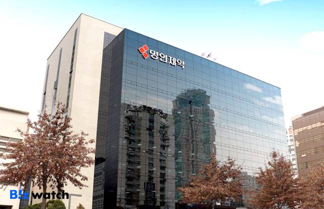 서울 서초구 서초동 소재 명인타워. 지하철 3호선 남부터미널 6번 출구에서 도보로 2분 거리에 효령로 대로변에 위치한 역세권 건물이다. 명인제약이 서울사옥으로 활용하고 있다. 반면 이행명 회장 두 딸의 개인회사 메디커뮤니케이션이 지분 52%를 보유 중이다. 이외 48%가 명인제약 소유다. /네이버 지도