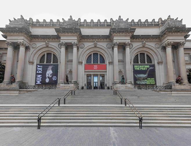 《더 제네시스 파사드 커미션: 제프리 깁슨, The Animal That Therefore I Am》전시 전경