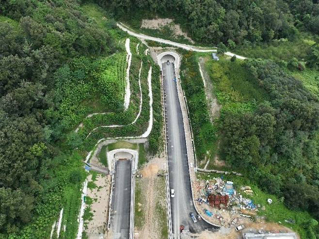새만금~전주 고속도로 구간에 건설된 고덕1터널 전경. 노령산맥을 관통하는 총길이 1.2㎞의 장대터널이다. 한국도로공사
