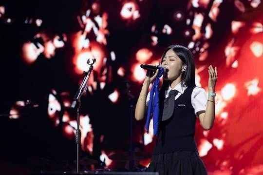 13일 잠실실내체육관에서 열린 블루웨이브 뮤직페스티벌에서 가수 HYNN(박혜원)이 열창하고 있다. 한국컴패션
