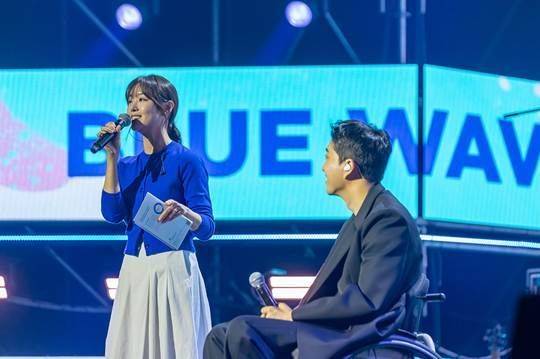 13일 잠실실내체육관에서 열린 블루웨이브 뮤직페스티벌에서 박위-송지은 부부가 함께 등장해 관객들과 이야기 나누고 있다. 한국컴패션