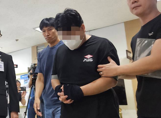 15일 대구지법에서 생후 35일된 아들을 때려 숨지게 한 30대 아빠가 구속 전 피의자 심문(영장실질심사)을 받기 위해 영장 실질 법정으로 들어가고 있다./연합뉴스