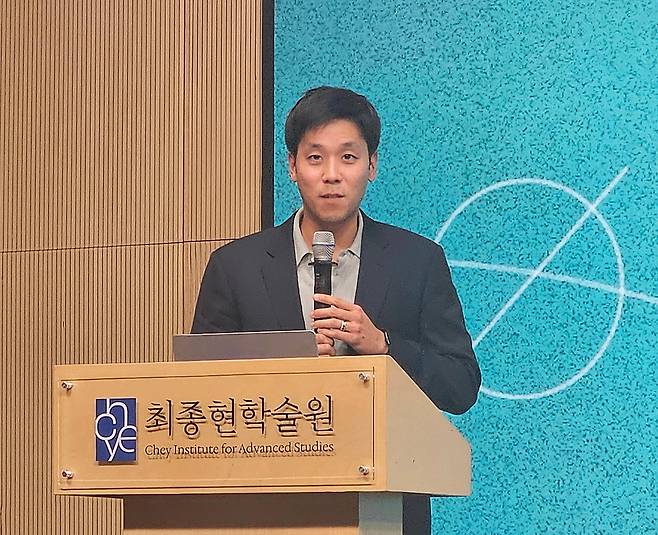 뉴럴링크(Neuralink) 공동창업자인 서동진 박사는 15일 서울 강남구 한국교육재단에서 열린 강연에서 “뉴럴링크의 가장 큰 목표는 신경학적 질환을 해결해 인간의 고통을 줄이는 것”이라고 말했다./염현아 기자