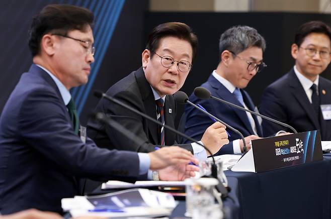 이재명 대통령이 15일 서울 성북구 한국과학기술연구원(KIST)에서 열린 제1차 핵심규제 합리화 전략회의에서 참석자들과 토론하고 있다. /연합뉴스