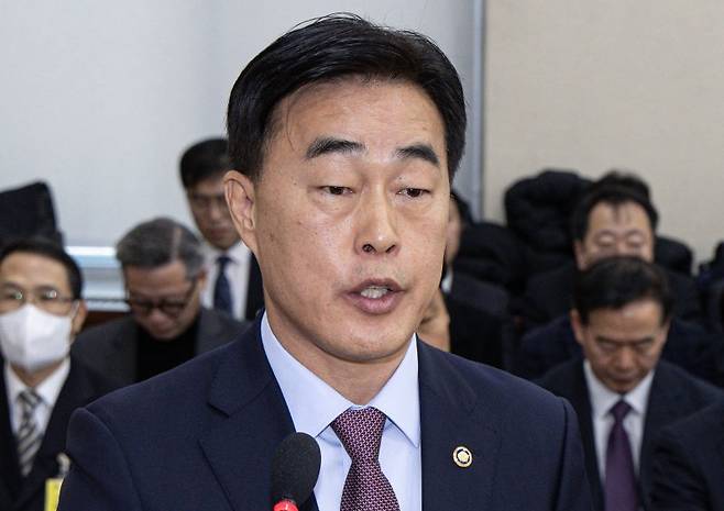 허석곤 소방청장이 18일 오전 서울 여의도 국회에서 열린 제422회 국회(임시회) 행정안전위원회 제1차 전체회의에서 업무보고를 하고 있다. 뉴스1