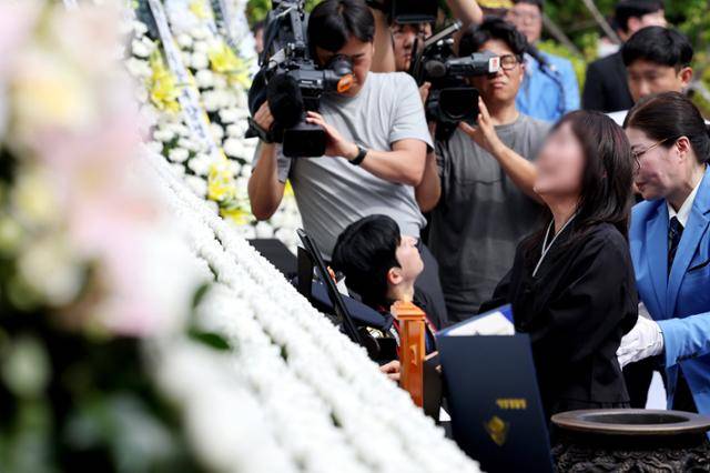 15일 인천 서구 인천해양경찰서에서 엄수된 고 이재석 경사 영결식에서 고인의 어머니가 눈물을 흘리고 있다. 연합뉴스