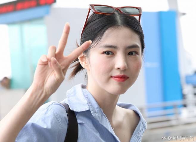 배우 한소희가 1일 오전 팬미팅을 위해 인천국제공항을 통해 대만 타이베이로 출국하고 있다. /사진=뉴스1