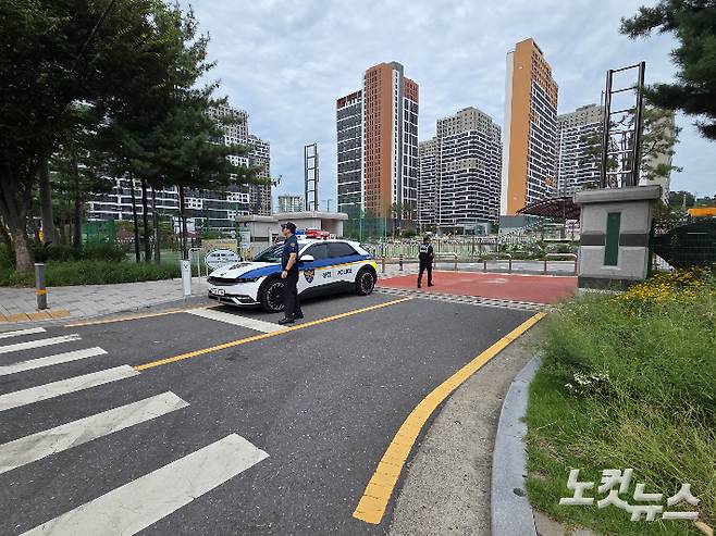 대전 동구 천동초등학교 앞. 경찰이 하교 시간에 맞춰 순찰을 하고 있다. 박우경 기자