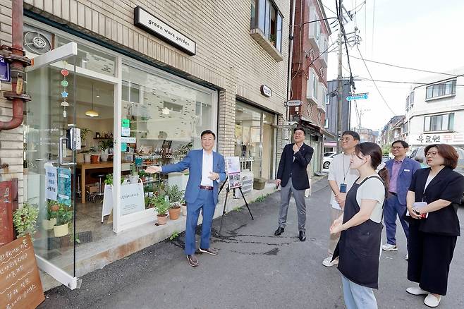신상진 성남시장이 15일 중원구 성남동 도담길의 청년 창업 점포들을 둘러보고 있다. 성남시 제공