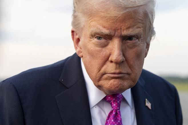 도널드 트럼프 미국 대통령이 14일(현지시간) 뉴저지주 모리스타운 공항에서 에어포스원에 탑승하기 전 기자들과 이야기하고 있다. 2025.9.14 뉴저지 AP 뉴시스