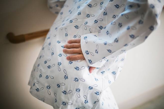 하루 100분 이상 걸으면 만성 허리 통증 발생 위험이 줄어든다는 사실이 1만여 명 대상 연구로 입증됐다. 아이클릭아트