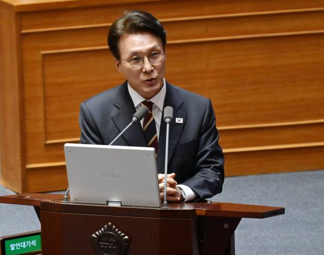 김민석 국무총리가 15일 서울 여의도 국회에서 열린 정치에 관한 대정부 질문에서 임이자 국민의힘 의원의 질의에 답변하고 있다. 성형주 기자