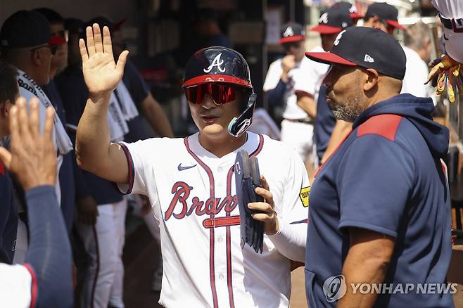김하성, 동료들과 하이파이브 (애틀랜타 AP=연합뉴스) 애틀랜타 김하성이 15일(한국시간) 미국 조지아주 애틀랜타의 트루이스트 파크에서 열린 메이저리그 휴스턴과의 홈 경기, 2회 득점한 뒤 동료들과 하이파이브하고 있다.