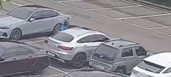 경기 과천시 서울대공원 주차장에서 A씨가 범행하는 모습이다. 사진 = 과천경찰서