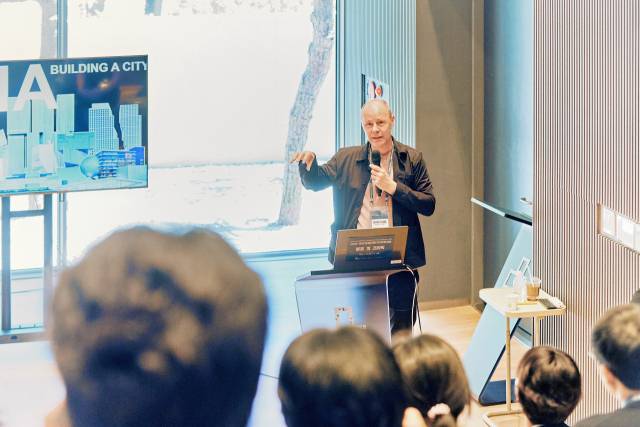 OMA 초청 강연자로 나서는 크리스 반 두인(OMA 파트너). 부산국제건축제 제공