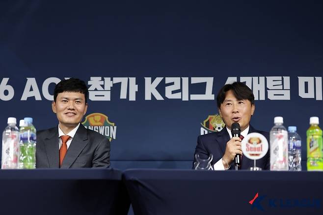 정경호 강원FC 감독과 김기동 FC서울 감독. (한국프로축구연맹 제공)