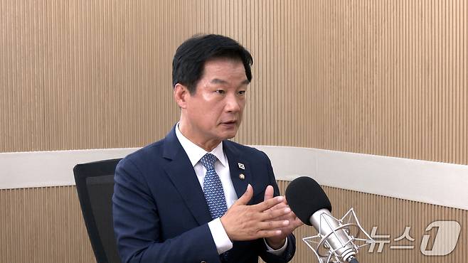 박균택 더불어민주당 의원이 16일 뉴스1TV '팩트앤뷰'에 출연해 질문에 답하고 있다.