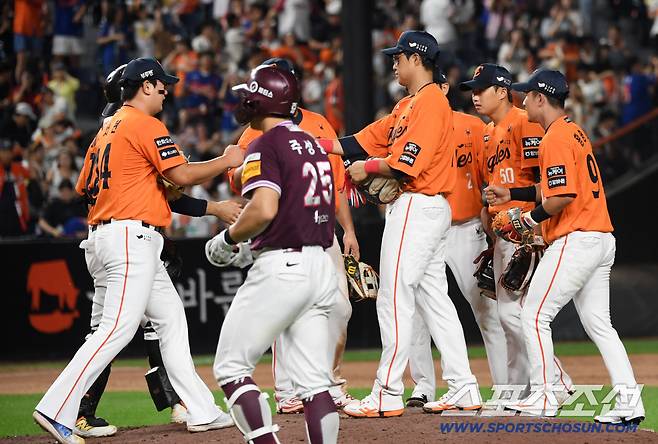 13일 대전 한화생명볼파크에서 열린 한화 이글스와 키움 히어로즈의 경기. 승리한 한화 선수들이 기뻐하고 있다. 대전=박재만 기자 pjm@sportschosun.com/2025.09.13/