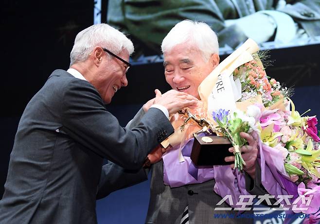 제 2회 K리그 명예의 전당 헌액식이 16일 서울 신문로 아산정책연구원에서 열렸다. 지도자 부문에 선정된 김호 감독이 꽃다발을 받고 있다. 신문로=박재만 기자 pjm@sportschosun.com/2025.09.15/