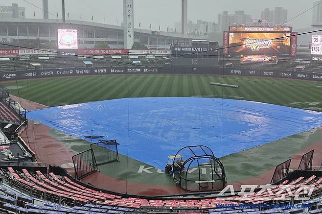 LG-KT전이 예정된 16일 수원 KT위즈파크가 오후에도 폭우가 내리고 있다. 수원=권인하 기자