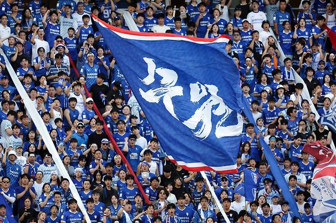 수원월드컵경기장/ K리그2/ 수원삼성블루윙즈 vs 서울이랜드FC/ 관중/ 수원팬/ 수원 서포터즈 프렌테 트리콜로/ 깃발/ 사진 정재훈