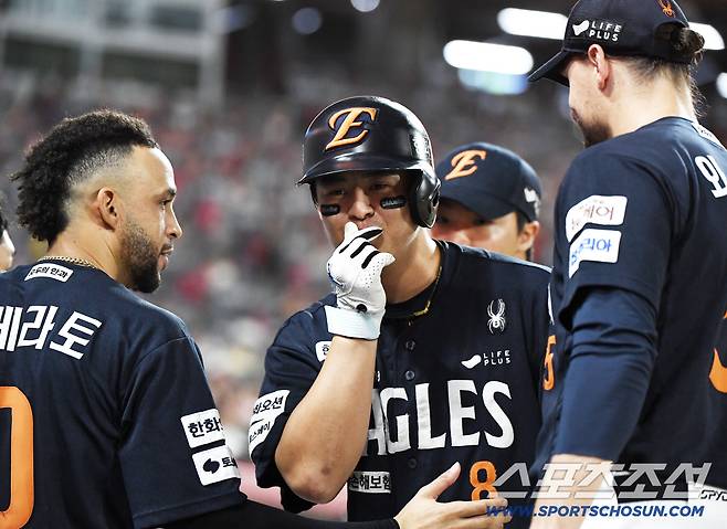 16일 광주 기아 챔피언스필드에서 열린 한화-KIA전. 5회초 2사 1루 노시환이 투런포를 친 후 세리머니를 하고 있다. 광주=정재근 기자 cjg@sportschosun.com/2025.9.16/