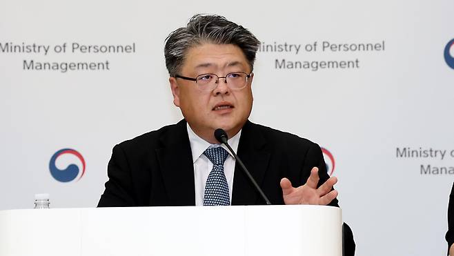 천지윤 인사혁신처 윤리복무국장이 16일 세종시 정부세종청사 중앙동에서 공무원의 중대 비위에 대해 강화된 징계기준 신설 등을 주요 골자로 하는 ‘공무원 징계령 시행규칙’ 개정안을 발표하고 있다. 인사혁신처는 최근 사회 문제가 되고 있는 딥페이크, 음란물 유포 등 디지털 성범죄 그리고 스토킹, 음주운전자 은닉 또는 방조에 대한 엄정한 징계기준을 신설해서 공직사회에 경각심을 일깨우고 비위를 근절할 수 있도록 개정안을 입법예고 한다고 밝혔다. (세종=뉴스1)