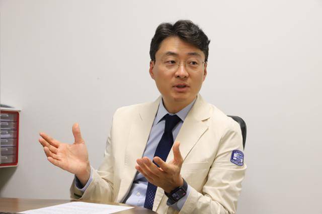 10일 서울 은평구 은평성모병원에서 장성원 순환기내과 교수가 항응고제에 대해 설명하고 있다. 은평성모병원 제공