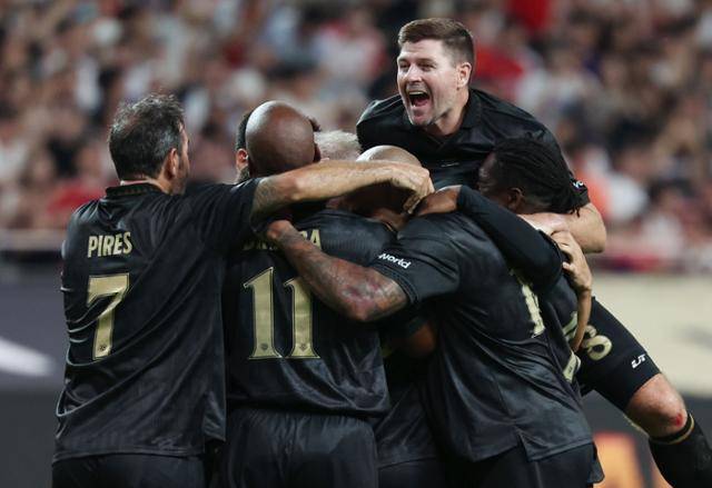 14일 서울월드컵경기장에서 열린 2025 아이콘 매치에서 웨인 루니가 선제골을 넣자 스티브 제라르 등 FC스피어 동료들이 기뻐하고 있다. 뉴시스