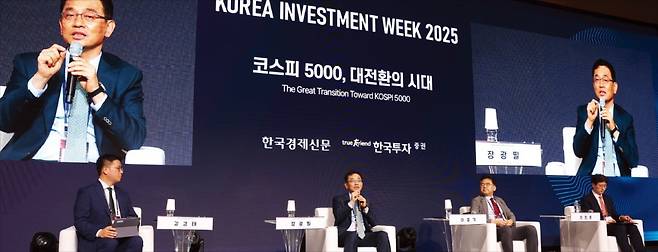 < 조선 3사 ‘美 진출 전략’은 > 15일 서울 여의도 콘래드호텔에서 개막한 ‘코리아 인베스트먼트 위크(KIW) 2025’ 트랙A 세션에서 강경태 한국투자증권 연구원(왼쪽부터), 장광필 HD한국조선해양 미래기술연구원 부사장, 이호기 삼성중공업 친환경연구센터 상무, 최정훈 한화오션 특수선기획담당 상무가 조선업을 주제로 특별 좌담을 하고 있다. 이솔 기자