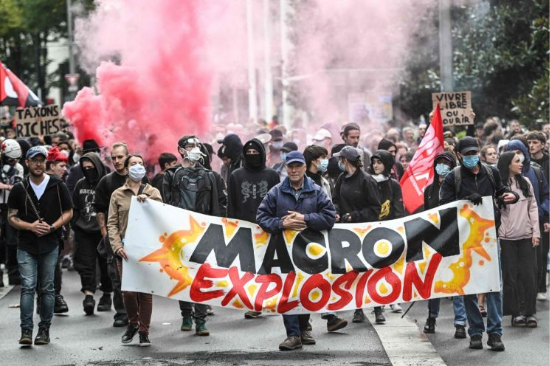 지난 13일(현지시간) 프랑스 낭트에서 열린 ‘국가 마비’ 시위에서 시위대가 ‘마크롱 폭발’이라고 적힌 현수막을 들고 있다. (사진=AFP연합뉴스)