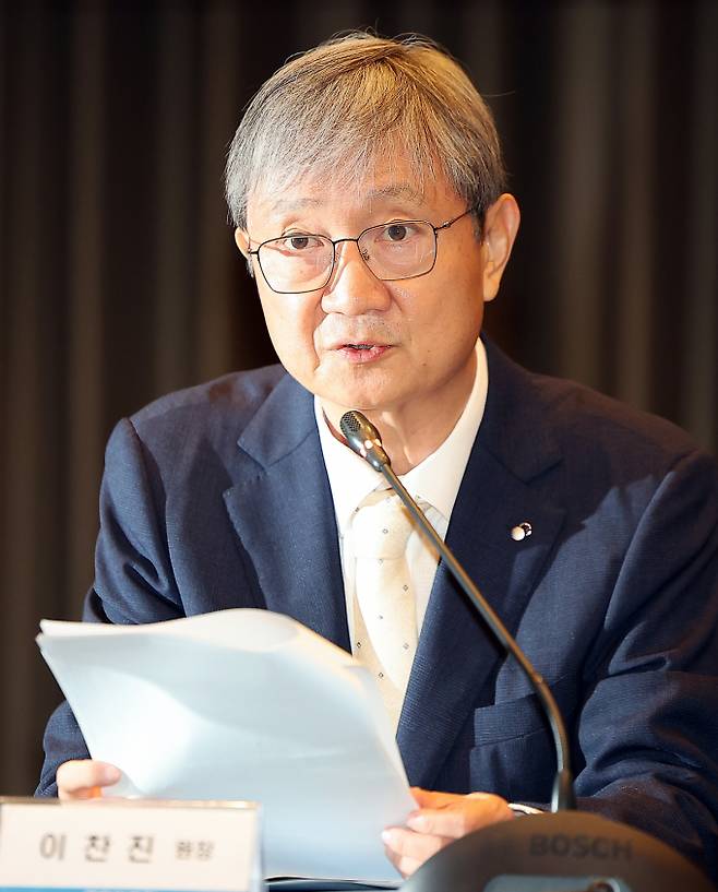 이찬진 금융감독원장이 16일 오후 서울 중구 여신금융협회에서 여신금융협회장과 14개 여전사 CEO들과 만나 정보보호 강화를 최우선 과제로 제시했다. /사진=뉴스1