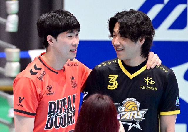 OK저축은행 전광인이 KB손해보험 이현승과 반갑게 인사하고 있다 / 한국배구연맹(KOVO)