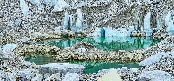 20여 년 빙하로 가득했던 히말라야 고산지대가 녹아서 땅이 드러나고 호수가 되었다.