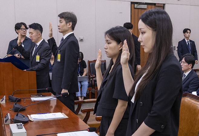 9월5일 국회에서 열린 법제사법위원회 법안심사1소위원회에서 열린 검찰 개혁 입법청문회에서 앞서 서울남부지방검찰청서 건진법사 전성배씨 관련 수사를 담당했던 검사들과 압수수색 증거품인 '관봉권'을 관리했던 검찰 수사관들이 출석해 증인 선서를 하고 있다. (왼쪽부터) 이희동 부산고등검찰청 검사(전 서울남부지검 1차장 검사), 박건욱 대구지방검찰청 인권보호관(전 서울남부지검 부장검사), 김정민·남경민 서울남부지검 수사관 ⓒ연합뉴스