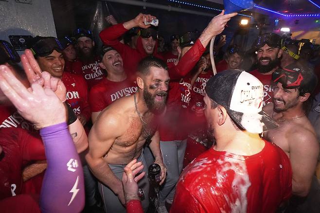 필라델피아 선수들이 16일 LA 다저스를 꺾고 내셔널리그 동부지구 우승을 확정한 뒤 라커룸에서 샴페인 파티를 하고 있다. AP연합뉴스