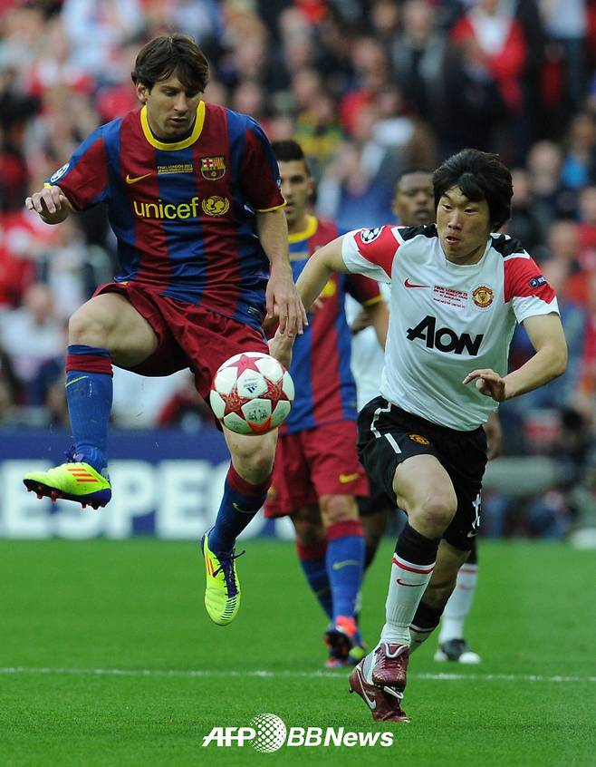 지난 2010~2011시즌 유럽축구연맹(UEFA) 챔피언스리그 결승전 FC바르셀로나전에 선발 출전했던 박지성(오른쪽)이 리오넬 메시와 볼 경합을 펼치고 있다. /AFPBBNews=뉴스1