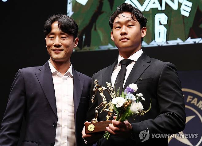명예의 전당 트로피 받은 고 유상철 감독 아들 유선우 씨 (서울=연합뉴스) 김성민 기자 = 16일 서울 종로구 아산정책연구원에서 열린 2025 K리그 명예의 전당 헌액식에서 고 유상철 감독의 아들인 유선우 씨(오른쪽)가 트로피를 대리수상하고 있다. 2025.9.16 ksm7976@yna.co.kr